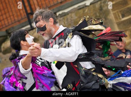 Morris man and woman couple morris danser ensemble à une fête folklorique Yorkshire Angleterre UK Banque D'Images