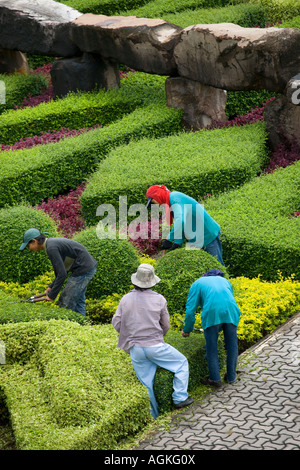 Flore et faune & jardinage jardiniers haute visibilité à Suan Nong Nooch ou Nong Nooch Tropical Botanical Garden Resort, Pattaya, Thaïlande, Asie, Banque D'Images