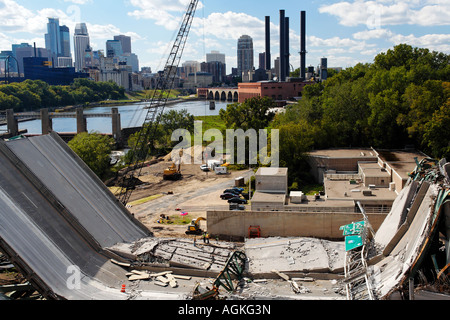 Je l'effondrement du pont 35W et nettoyer après un mois plus tard, montrant l'horizon de Minneapolis par jour Banque D'Images