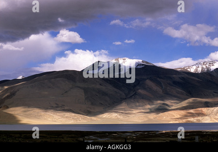 Le calme et le paysage désolé du Tso Moriri lake, 4600 mètres au dessus du niveau de la mer, Ladakh Banque D'Images