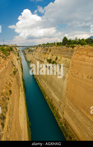 Le canal de Corinthe relie le Golfe Saronique et le golfe de Corinthe en Grèce Banque D'Images