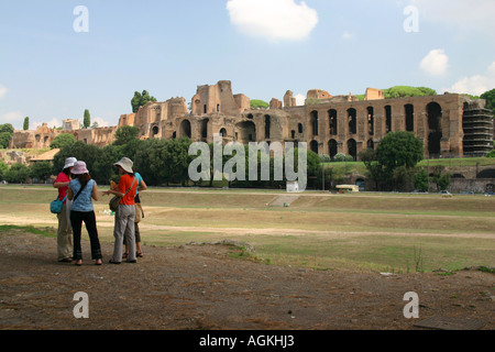 Le Cirque Maxime est un parc aujourd'hui. Le bâtiment à l'arrière est le palais impérial sur le Palatin, Rome Banque D'Images