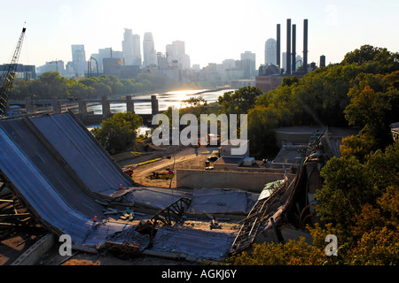 Je l'effondrement du pont 35W et nettoyer après un mois plus tard, montrant le Minneapolis skyline près de Sunset Banque D'Images