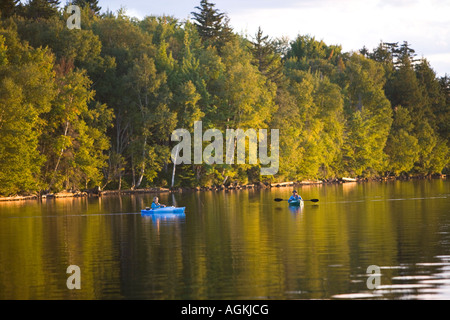 Pêche à la ligne à partir d'un kayak sur l'Étang des Indiens de la rivière Kennebec près de Moosehead Lake administré par Plum Creek Banque D'Images