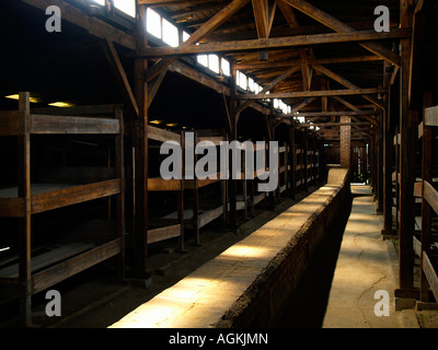 Intérieur d'une caserne au prisonnier Auschwitz Birkenau camp de concentration à l'extérieur de Cracovie, Pologne Banque D'Images