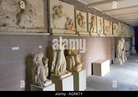 Artéfacts et de découvertes archéologiques dans le musée de l'ancienne ville de Corinthe Grèce Banque D'Images