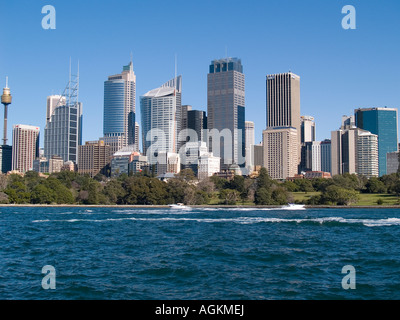 Les immeubles de bureaux à Sydney CBD du port bord de mer de la royal botanic gardens avec speed boats Banque D'Images