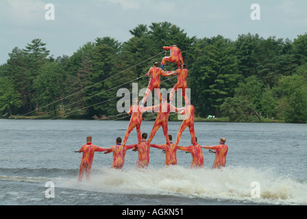 Ski nautique 4 PIRAMID FORMATION PAR ÉQUIPE À Wisconsin Rapids Banque D'Images