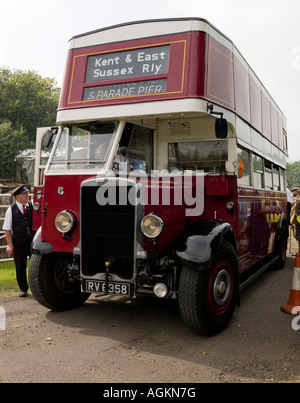 Un vieux Leyland Bus à la gare de Bodiam Banque D'Images