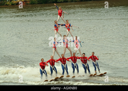 Ski nautique 4 PIRAMID FORMATION PAR ÉQUIPE À Wisconsin Rapids Banque D'Images