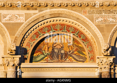 L'Europe, Italie, Pise. Close-up d'une mosaïque sur la façade de la cathédrale historique de Pise ou la cathédrale de Pise. Banque D'Images