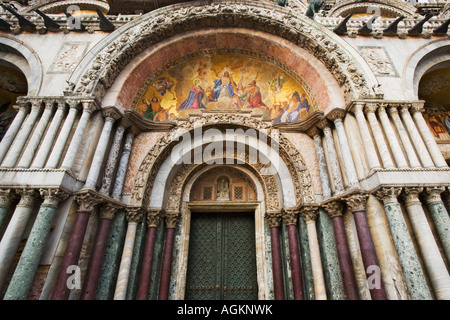 L'Europe, Italie, Venise. détail des sculptures et des mosaïques de la façade sur la Basilique San Marco-Venice. Banque D'Images