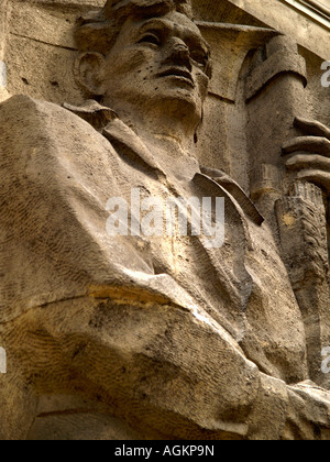 Allégement de la figure sculptée d'un agriculteur dans le style réaliste sociale près de la place de la Constitution à Varsovie, Pologne. Banque D'Images