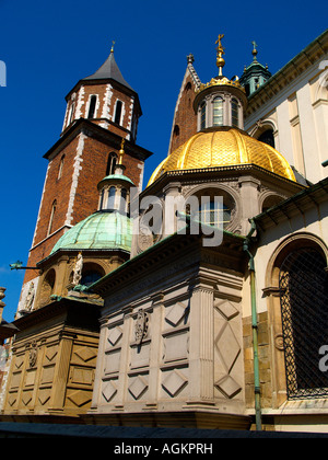 Les tourelles, les dômes dorés, des tours, et des voûtes de la cathédrale de Wawel à Cracovie, en Pologne, à partir de la cour intérieure. Banque D'Images