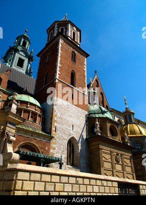 Les tourelles, les dômes dorés, des tours, et des voûtes de la cathédrale de Wawel à Cracovie, en Pologne, à partir de la cour intérieure. Banque D'Images