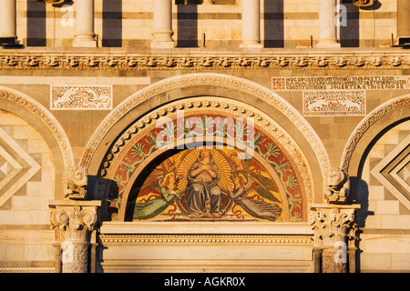 L'Europe, Italie, Pise. Une mosaïque sur la façade de la cathédrale historique de Pise ou la cathédrale de Pise. Banque D'Images