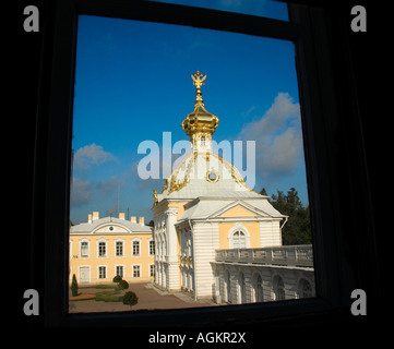 La Russie, Saint-Pétersbourg. Voir à travers la vitre de Peterhof, palais royal fondée par le Tsar Pierre le Grand Banque D'Images