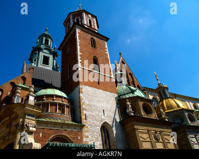 Les tourelles, les dômes dorés, des tours, et des voûtes de la cathédrale de Wawel à Cracovie, en Pologne, à partir de la cour intérieure. Banque D'Images