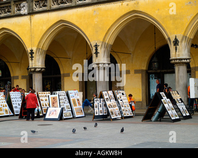 Art en vente sur la place du marché principale de Cracovie, en Pologne, avec le célèbre marché Sukiennice en arrière-plan. Banque D'Images