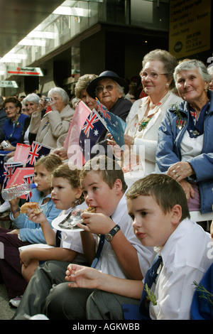 Les veuves et les enfants de manger les tartes line George st à Sydney pour l'ANZAC day annuel mars 25 avril 2005 ANZAC day commem Banque D'Images