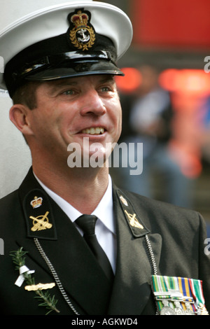 Un Maître de la Marine sourit et porte un brin de romarin pour les morts au cours de l'assemblée annuelle de la journée de l'ANZAC parade à Sydney 25 Apri Banque D'Images