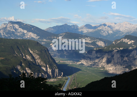 La vallée de l'Adige à Salurno vu de Gfrill soutenu par les Dolomites de Brenta Banque D'Images