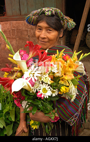 Guatemala, Nebaj, Maya, femme guatémaltèque en costume national avec des fleurs''. Banque D'Images