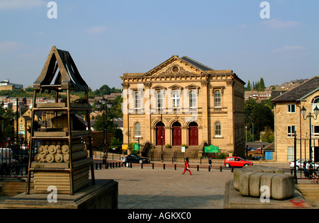 La Place du marché avec une sculpture à l'avant-plan et l'Mehodist au-delà de l'église centrale Batley, West Yorkshire UK Banque D'Images