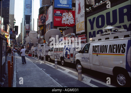 Les camions des médias à Times Square lors de panne d'août 2003 Banque D'Images