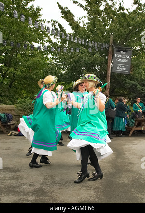 Belles Buttercross Morris à une fête folklorique Yorkshire Angleterre UK Banque D'Images