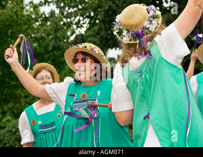 Belles Buttercross Morris à une fête folklorique Yorkshire Angleterre UK Banque D'Images