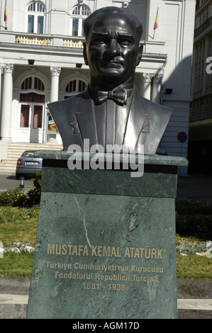 Bucuresti, Calea Victoriei, Statue de Mustafa Kemal Atatürk Banque D'Images