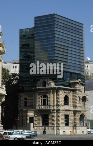 Bucuresti, Cala Victoriei, maison ancienne avec reconstruction moderne, bâtiment shell Banque D'Images