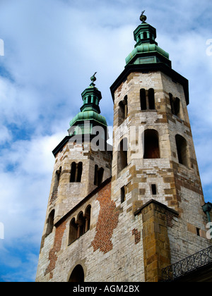 Les tourelles avant et façade de l'église gothique St Andrew's à Cracovie, Pologne. Banque D'Images