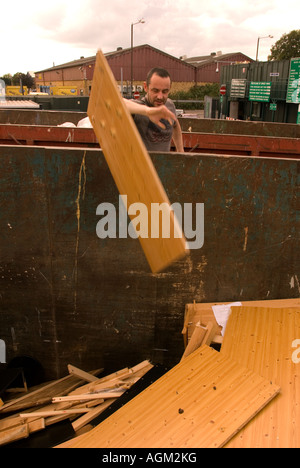 L'homme l'élimination des déchets de bois de l'espace au centre de recyclage et de réutilisation Waye Feltham Middlesex UK Banque D'Images