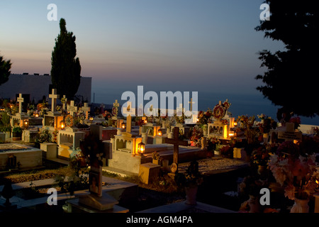 Crépuscule à un cimetière sur l'île de Crète en Grèce. Banque D'Images