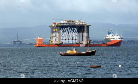 Une PLATE-FORME DE FORAGE EST PROPOSÉ PAR BATEAU DANS LE Moray Firth près de Cromarty, AU NORD-OUEST DE L'ÉCOSSE.UK Banque D'Images