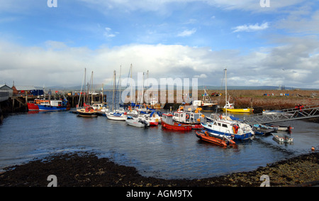 BATEAUX À CROMARTY HARBOUR SUR L'ÎLE NOIRE ECOSSE ROYAUME-UNI PÊCHE TOURISME EMPLOI VACANCES ETC ROYAUME-UNI Banque D'Images