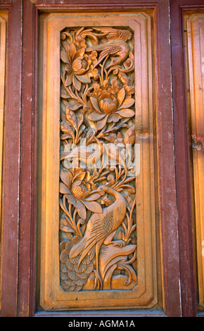 Chine Yunnan Lijiang oiseau sculpté panneau de porte Banque D'Images