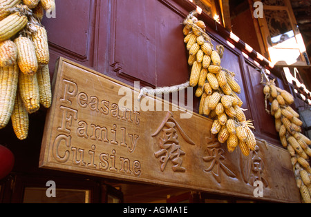 Chine Yunnan Lijiang old town restaurant de cuisine familiale paysanne sculpté sign Banque D'Images