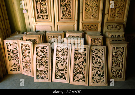 Chine Yunnan Lijiang panneaux de porte en bois sculpté Banque D'Images