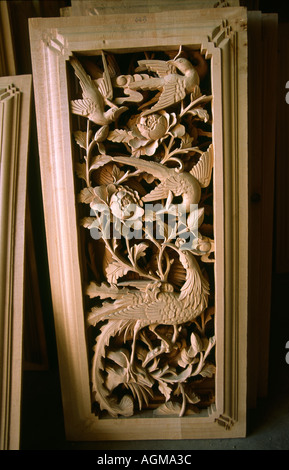 Chine Yunnan Lijiang oiseau sculpté panneau de porte en bois Banque D'Images