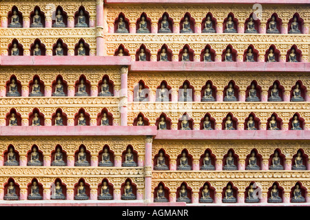 Stupa tibétaine, statues de Bouddha Amida Buddha park. Stupa de Swayambhu, Katmandou, Népal Banque D'Images