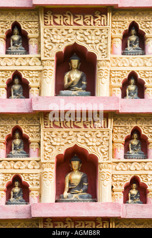 Stupa tibétaine, statues de Bouddha Amida Buddha park. Stupa de Swayambhu, Katmandou, Népal Banque D'Images