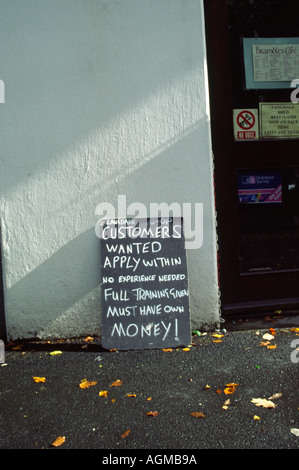 Funny affiche à l'extérieur de magasin local près de Lake Road Lake District UK Banque D'Images