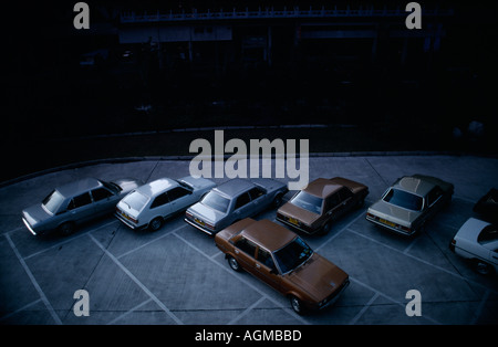 City scene surréaliste à Hong Kong en Chine, en Extrême-Orient Asie du sud-est. Le surréalisme surréaliste de la vie d'entreprise moderne sinistre étrange voiture voitures billet Banque D'Images