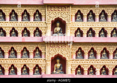 Stupa tibétaine, statues de Bouddha Amida Buddha park. Stupa de Swayambhu, Katmandou, Népal Banque D'Images