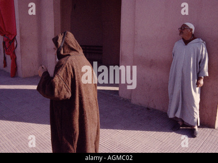 Hommes portant à la jellaba souk médina de Marrakech Marrakech au Maroc au Maghreb en Afrique du Nord Sahara. Robe Jellabah Jellabas mauresque de la rue Banque D'Images