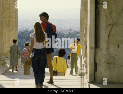 Les touristes de la prise de vue à l'un des temples de l'Acropole à Athènes, Grèce, 1983. Banque D'Images