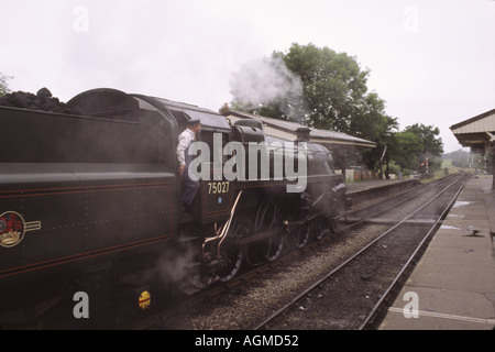 Machine à vapeur en passant par Sheffield Park station Bluebell Railway sur Sussex Banque D'Images